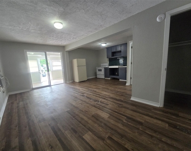 202 N Logan Street - Photo Thumbnail 7