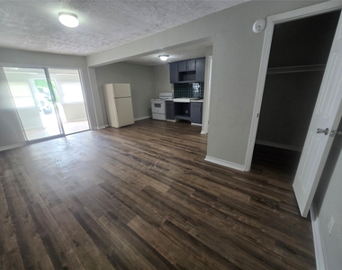 202 N Logan Street - Photo Thumbnail 8