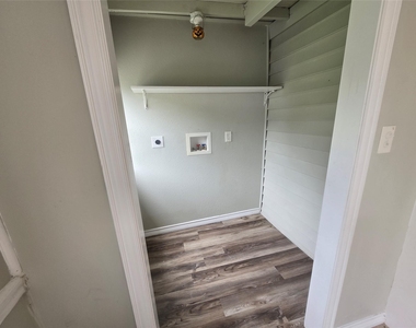 202 N Logan Street - Photo Thumbnail 3