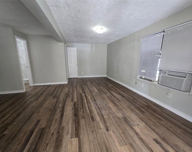 202 N Logan Street - Photo Thumbnail 5