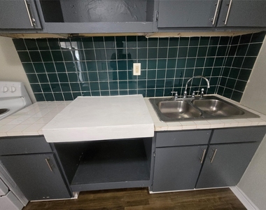 202 N Logan Street - Photo Thumbnail 10