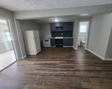 202 N Logan Street - Photo Thumbnail 6