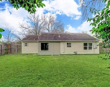 4627 Maple Street - Photo Thumbnail 9