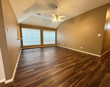 4006 Hunnington Drive - Photo Thumbnail 5