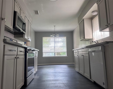 13611 Fernhill Drive - Photo Thumbnail 2