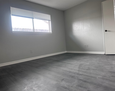 13611 Fernhill Drive - Photo Thumbnail 6