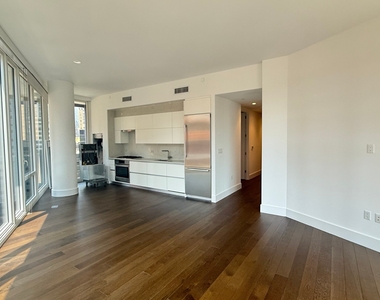 East 44th Street - Photo Thumbnail 2