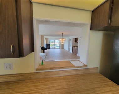 7600 Sun Island Drive S - Photo Thumbnail 14