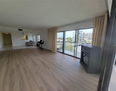 7600 Sun Island Drive S - Photo Thumbnail 8