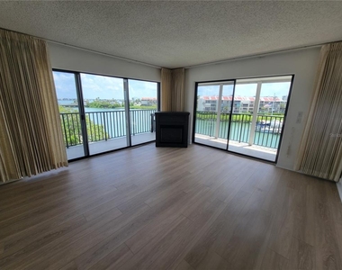 7600 Sun Island Drive S - Photo Thumbnail 5