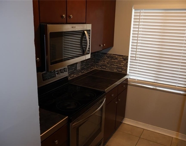 7609 Abbey Lane - Photo Thumbnail 5
