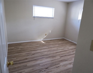 8056 30th Avenue N - Photo Thumbnail 6