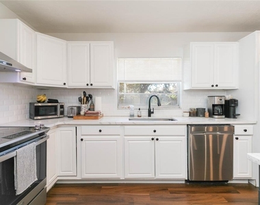 1612 Berkshire Drive - Photo Thumbnail 8