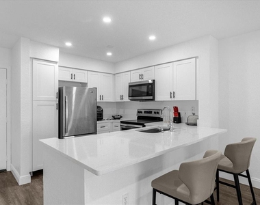 14036 Fairway Island Dr - Photo Thumbnail 8