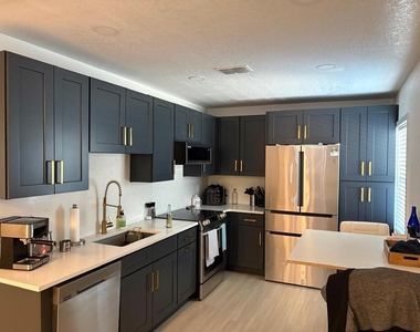 215 Illinois Avenue - Photo Thumbnail 1