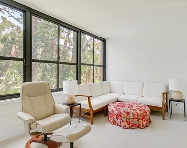 303 Springdale Drive - Photo Thumbnail 10