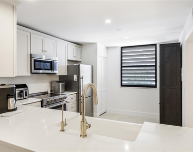 303 Springdale Drive - Photo Thumbnail 5