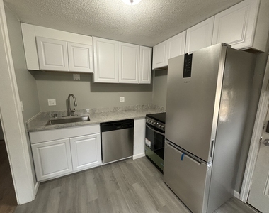 9 White Oak Road - Photo Thumbnail 1