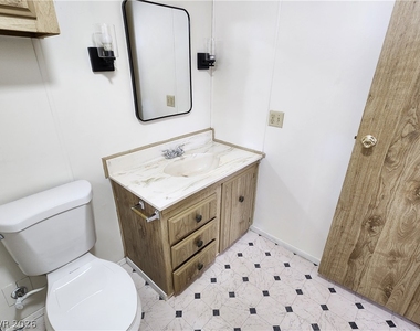 1111 W Hardy Lane - Photo Thumbnail 12