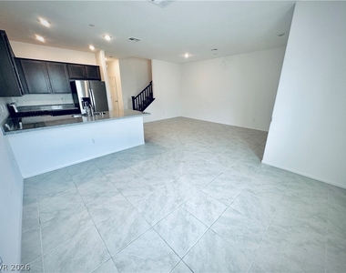 850 Bronzite Street - Photo Thumbnail 4