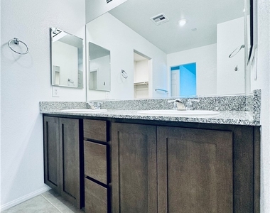 850 Bronzite Street - Photo Thumbnail 11