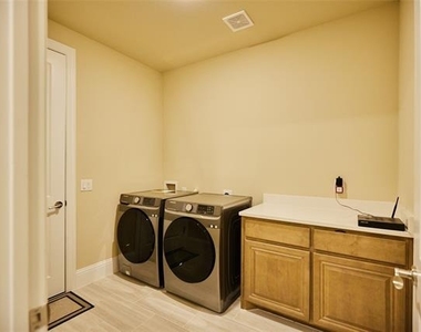 1460 Waterton Drive - Photo Thumbnail 5