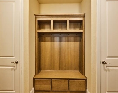 1460 Waterton Drive - Photo Thumbnail 4