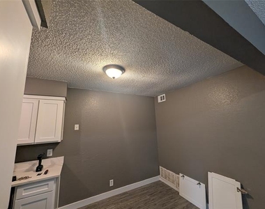 6709 Ridgecrest Court - Photo Thumbnail 7