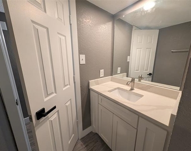 6709 Ridgecrest Court - Photo Thumbnail 11