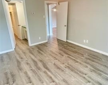 3215 Douglas Avenue - Photo Thumbnail 14
