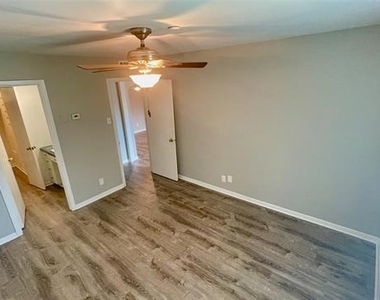3215 Douglas Avenue - Photo Thumbnail 12