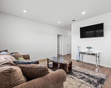 120 Creek End Drive - Photo Thumbnail 6