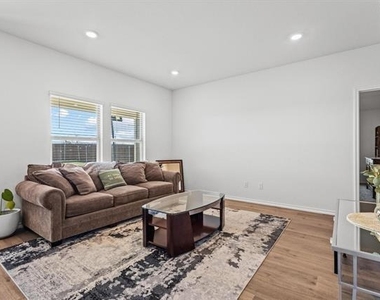 120 Creek End Drive - Photo Thumbnail 5
