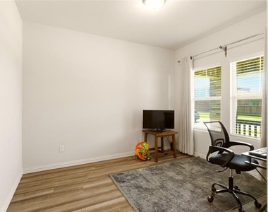 1212 Blue Ridge Place - Photo Thumbnail 3