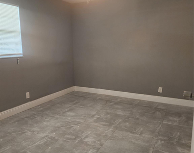 8205 Nw 61st Street Nw - Photo Thumbnail 8