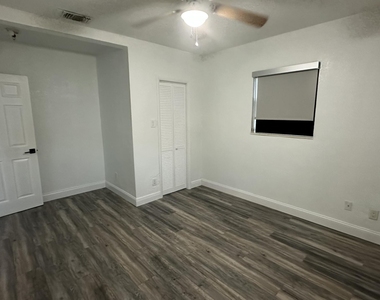 4628 Sw 32nd Drive - Photo Thumbnail 6