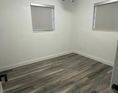 4628 Sw 32nd Drive - Photo Thumbnail 4