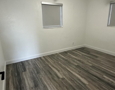4628 Sw 32nd Drive - Photo Thumbnail 3