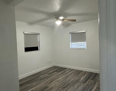 4628 Sw 32nd Drive - Photo Thumbnail 2