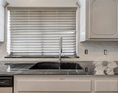 8521 Nw 121st Street - Photo Thumbnail 12