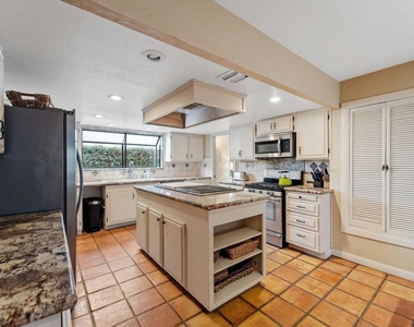 4850 Amalfi Way - Photo Thumbnail 8