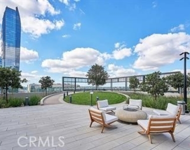 889 Francisco - Photo Thumbnail 2