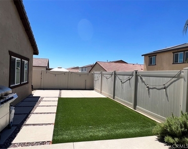 34715 Ribbon Grass - Photo Thumbnail 24
