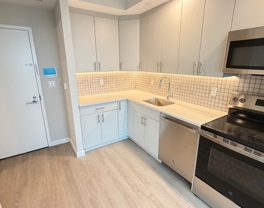 183-03 Hillside Avenue - Photo Thumbnail 4