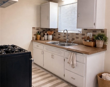 2316 S Carmelina - Photo Thumbnail 3