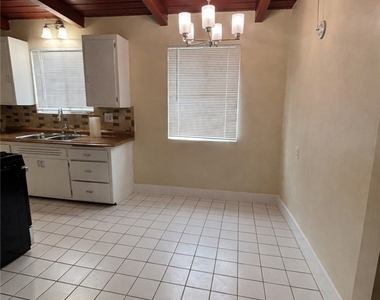 2316 S Carmelina - Photo Thumbnail 4