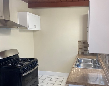 2316 S Carmelina - Photo Thumbnail 5