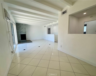 1211 N Siesta Street - Photo Thumbnail 5