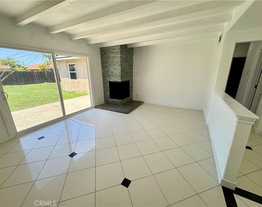 1211 N Siesta Street - Photo Thumbnail 2