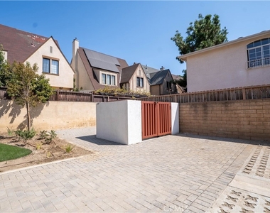 9246 Cedros - Photo Thumbnail 25